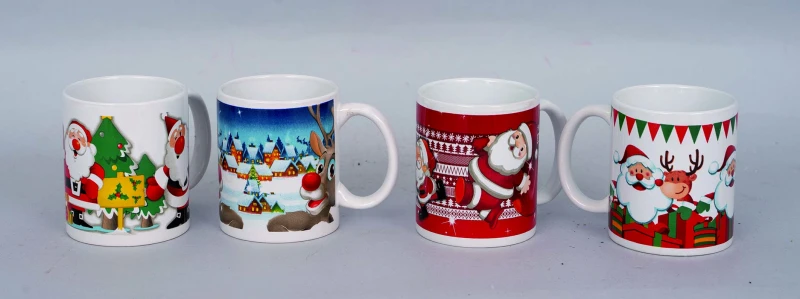 "NATALE" TAZZA CERAMICA CON DECORI NATALIZI CM 8X9.5 H 4 ASSORTITE